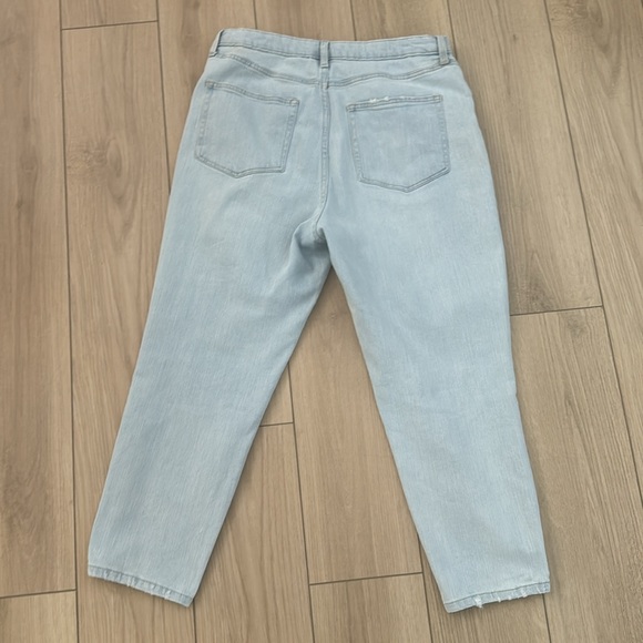 WILD FABLE Relaxed Fit Distressed Light Wash Jeans - Picture 3 of 5